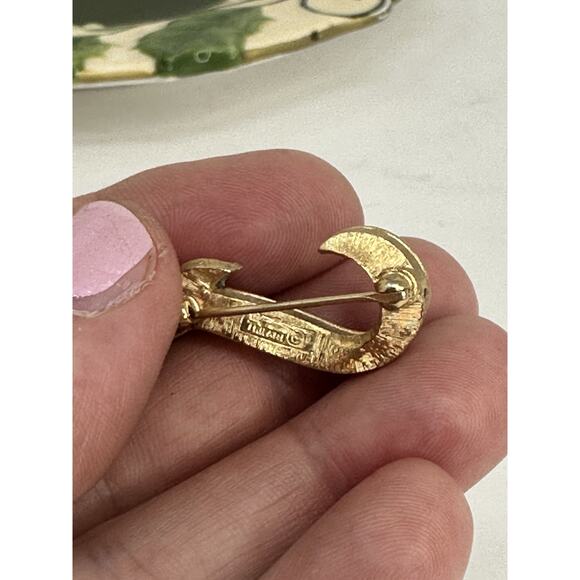Vintage Crown Trifari Gold Tone Capital J Initial Letter Small Brooch Pin - Picture 3 of 3
